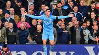 Pemain Manchester City, Phil Foden, merayakan gol yang dicetaknya ke gawang Liverpool dalam laga pekan ketujuh Liga Inggris di Anfield, Minggu (3/10/2021). Gol Phil Foden membuat kedudukan menjadi imbang 2-2 dan The Citizens pulang membawa satu poin. (PAUL ELLIS / AFP)