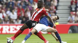 Aksi pemain Sunderland, Victor Anichebe (kiri) berebut bola dengan pemain Manchester United, Matteo Darmian pada lanjutan Premier League  Stadium of Light, Sunderland, (9/4/2017). Manchester United menang 3-0. (Owen Humphreys/PA via AP)