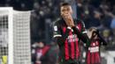 Pemain AC Milan, Rafael Leao, tampak kecewa usai gagal mencetak gol ke gawang Lazio pada laga Liga Italia di Stadion Olimpico, Roma,(24/1/2023). Rossoneri takluk empat gol tanpa balas. (AP Photo/Gregorio Borgia)