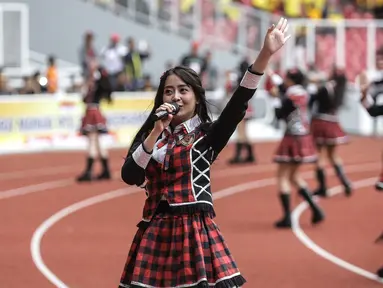 Grup vokal JKT48 hibur penonton laga persahabatan antara Bhayangkara FC dan FC Tokyo di Stadion Utama Gelora Bung Karno (GBK), Senayan, Jakarta, Sabtu (27/1). (Liputan6.com/Faizal Fanani)