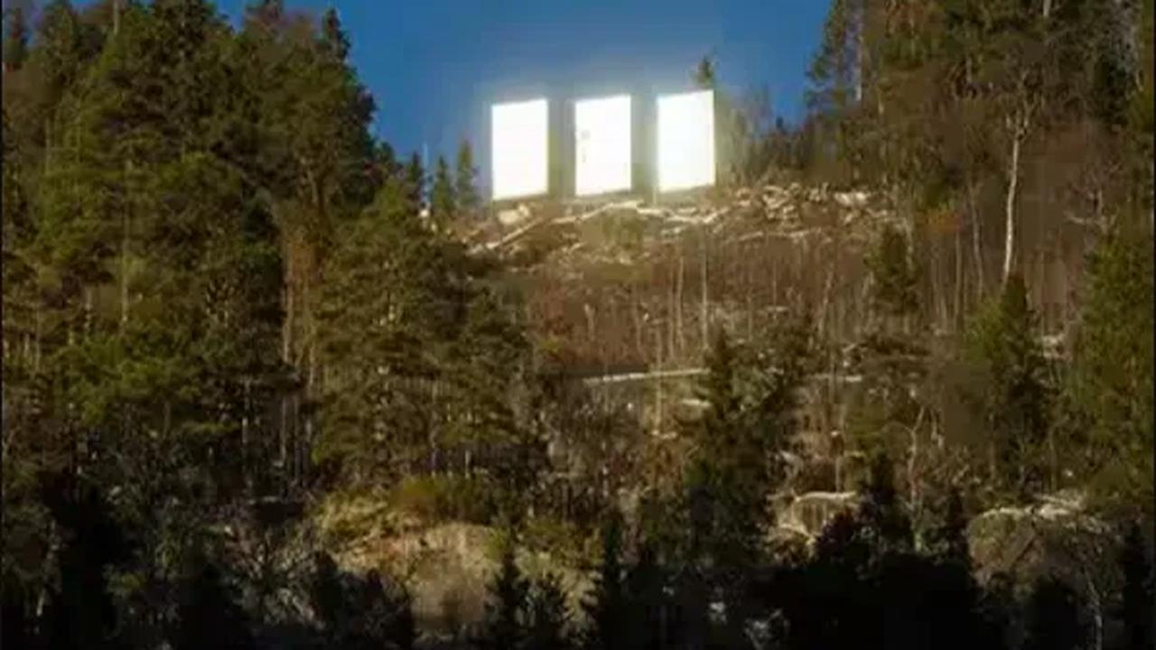 Namun, kini tiga cermin besar bertenaga surya dipasang di ketinggian 450 meter di atas kota, menciptakan solusi canggih yang mengarahkan sinar matahari ke alun-alun Rjukan, memberikan kecerahan yang cukup.