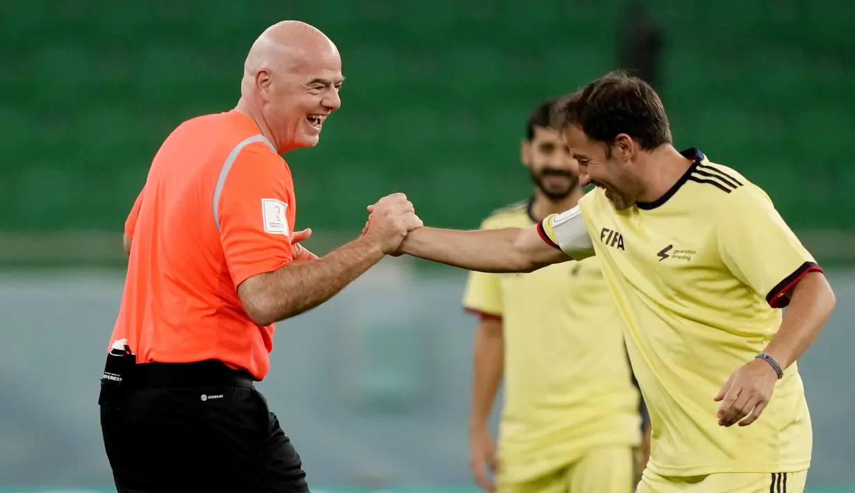 Presiden FIFA, Gianni Infantino, bersalaman dengan Alessandro Del Piero pada laga hiburan jelang semi final Piala Dunia di Stadion Al Thumama, Senin (12/12/2022). (AP Photo/Frank Augstein)