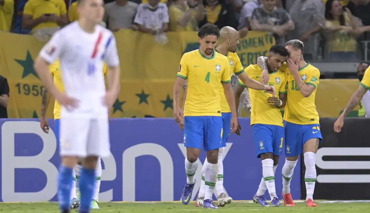 Dua menit berselang Brasil kembali mencetak gol keempat. Kali ini gol dicetak pemain pengganti lainnya, Rodrygo yang baru masuk di menit ke-82 menggantikan Lucas Paqueta. Gol dicetak usai menerima umpan silang Bruno Guimaraes. (AFP/Douglas Magno)