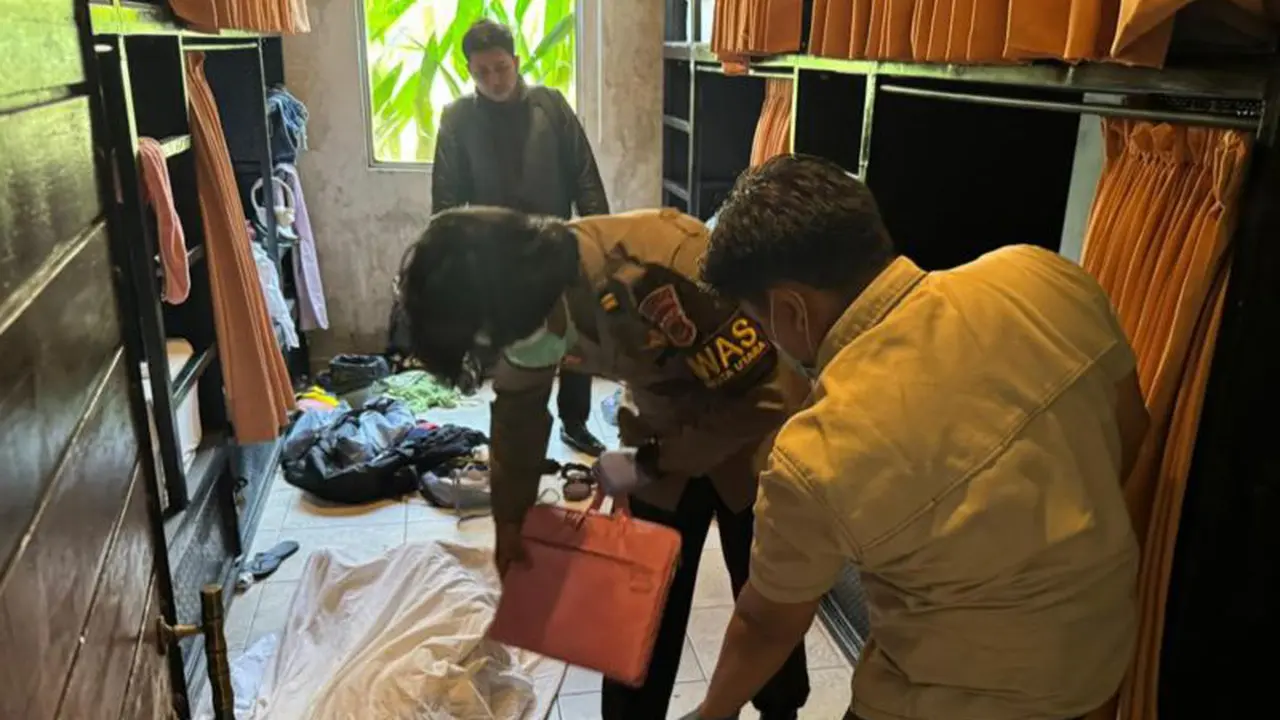 Polisi olah TKP di hostel tempat WNA China ditemukan meninggal dunia