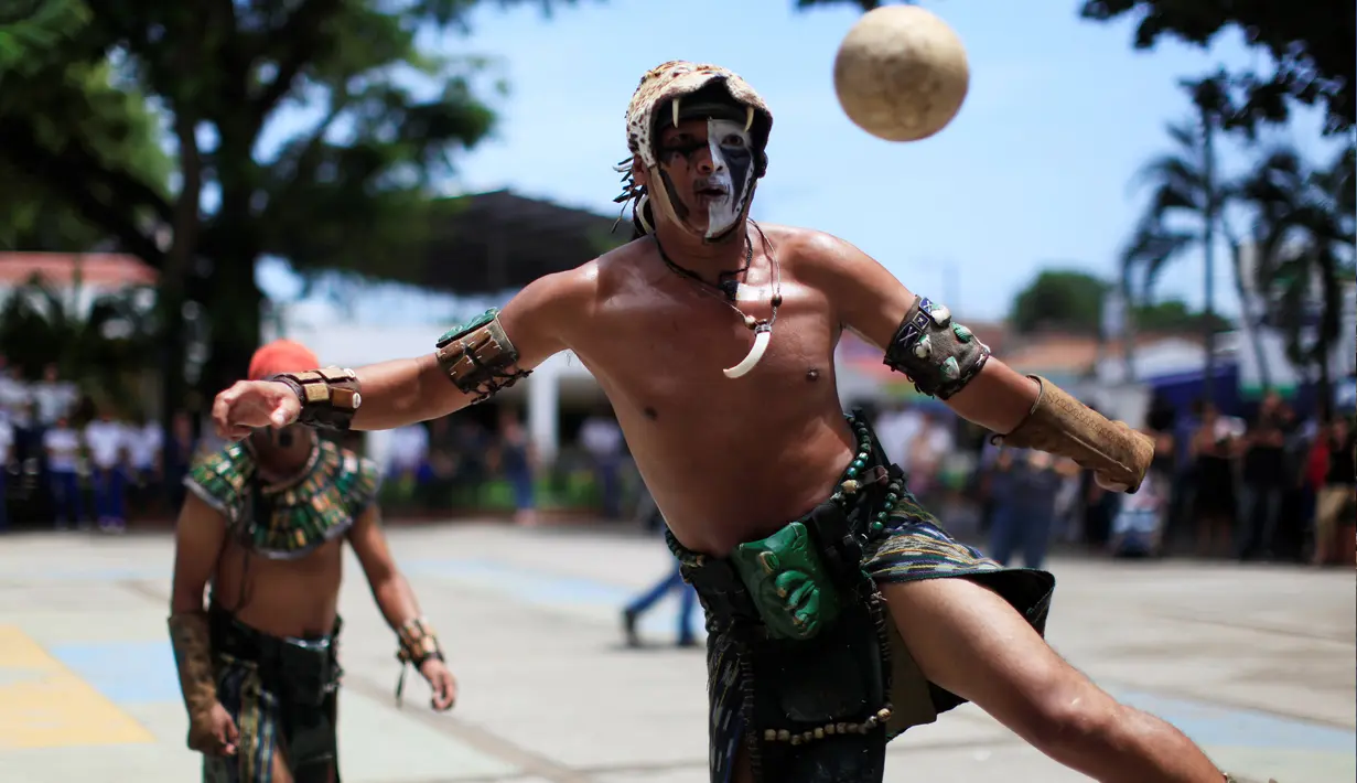 Seorang pemain berusaha menendang bola saat mengambil bagian dalam pertandingan Bola Maya saat upacara kebudayaan di Aguilares, El Salvador 8 Juli 2016. (REUTERS/Jose Cabezas)