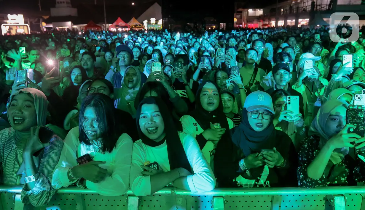 Dari atas panggung Soundfest 2025, Juicy Luicy sukses mengajak penonton untuk bergalau ria bersama. (Liputan6.com/Herman Zakharia)