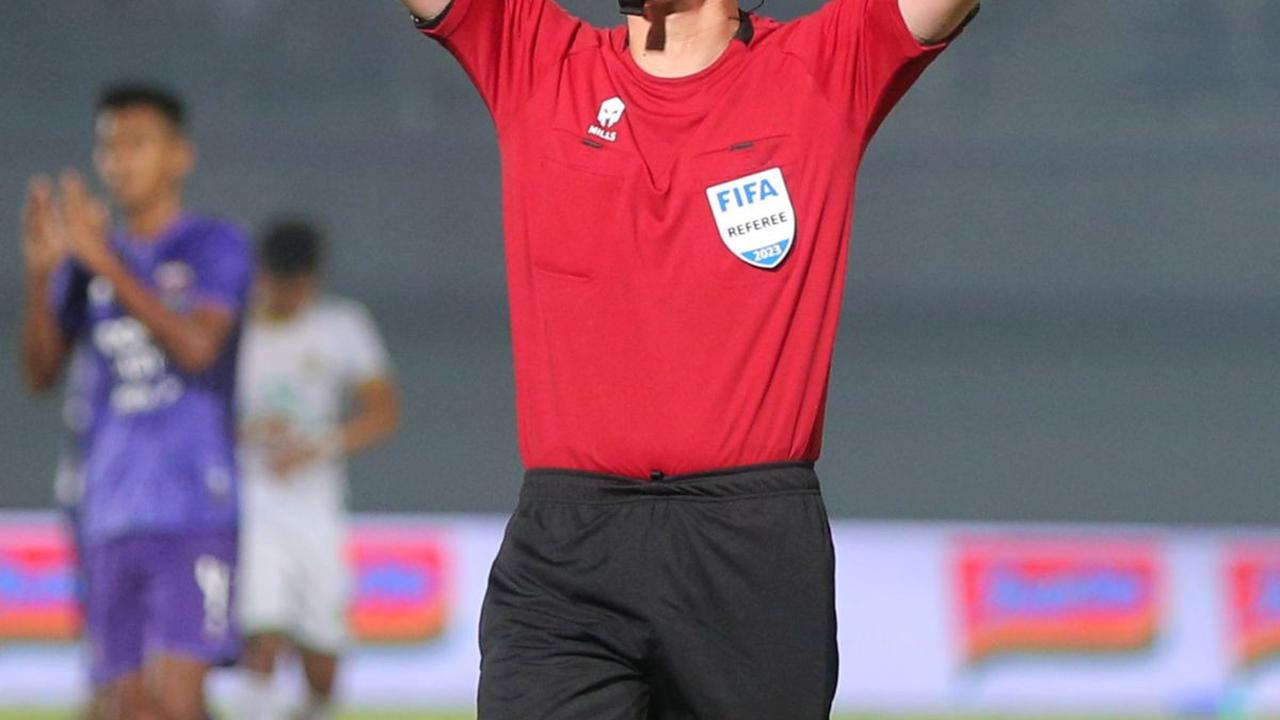 Mereka dipilih dan ditugaskan oleh PSSI untuk menjadi contoh bagi wasit-wasit lokal di Liga 1.