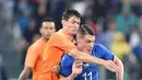 Pemain Italia, Andrea Belotti (depan) berusaha keluar dari tekanan pemain Belanda, Marten De Roon pada laga uji coba di Allianz Stadium, Turin, (4/6/2018). Italia dan Belanda bermain imbang 1-1. (Alessandro Di Marco/ANSA via AP)