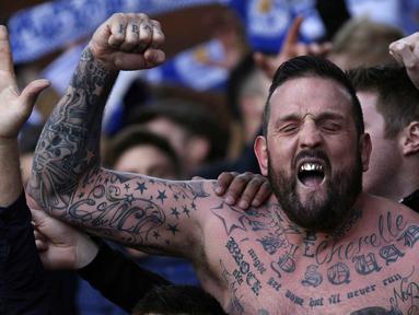 Fans Leicester City, merayakan kemenangan timnya 1-0 saat melawan Crystal Palace pada lanjutan liga Inggris di Stadion Selhurst Park, London, Sabtu (19/3/2016). (AFP/Adrian Dennis)