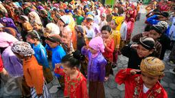 Siswa dan siswi SD Keputran 2, Yogyakarta, saat memberi hormat kepada bendera merah putih pada upacara di halaman sekolah mereka, Kamis (21/4). Upacara tersebut digelar untuk memperingati Hari Kartini yang jatuh setiap 21 April. (Foto: Boy Harjanto)