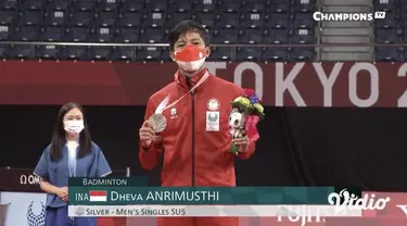 Dheva Anrimusthi mempersembahkan medali perak bagi Indonesia di nomor tunggal putra SU5 bulu tangkis Paralimpiade Tokyo 2020, Sabtu (4/9).