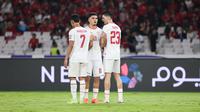 Tiga pemain Timnas Indonesia, Marselino Ferdinan, Ragnar Oratmangoen, dan Justin Hubner, sedang membentuk pagar betis untuk menghalangi tendangan bebas Arab Saudi dalam laga Kualifikasi Piala Dunia 2026 zona Asia di Stadion Utama Gelora Bung Karno (SUGBK), Senayan, Jakarta, Selasa (19/11/2024) malam WIB. (Bola.com/Abdul Aziz)