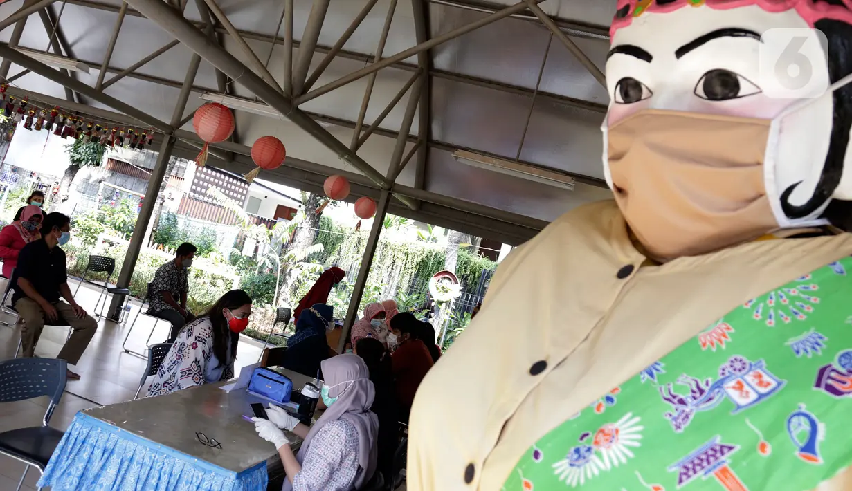 Petugas kesehatan melakukan screening kepada warga penerima vaksin COVID-19 di RPTRA Taman Gajah, Cipete Selatan, Jakarta, Kamis (27/5/2021). Pemprov DKI Jakarta melakukan vaksinasi COVID-19 bagi warga usia 18 tahun ke atas yang berada di RW rentan dan padat penduduk. (Liputan6.com/Johan Tallo)