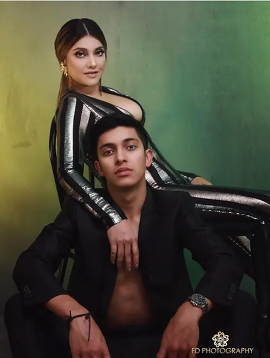 Artis seksi Sarah Azhari kembali menjadi perbincangan di media sosial. Belum lama ini, ia terlihat menjalani pemotretan dengan FD Photografi bersama dengan buah hatinya, Albany Ray. Beberapa foto diunggah dalam akun Instagram. (Instagram/fdphotography90)