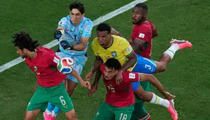 Penjaga gawang Maroko, Yassine Bounou (1), meninju bola menjauh dari pemain Brasil, Gabriel Magalhaes (3), saat pemain Maroko, Ayyoub Bouaddi (6), Chadi Riad (18) dan Issa Diop, ikut bermain selama pertandingan Grup C Piala Dunia 2026 di East Rutherford, N.J., dekat New York, Minggu, 14 Juni 2026. (AP Photo/Matt Slocum)