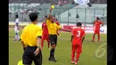 Pemain belakang timnas U-16, Rian Riding(3) mendapat kartu kuning dari wasit di laga uji coba melawan Persib U-16 di Stadion Siliwangi, Bandung, Jumat (27/2/2015). Timnas U16 Indonesia menang 4-2 atas Persib U16. (Liputan6.com/Andrian M Tunay)