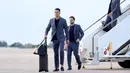 Berbeda dengan pemain lain, Ronaldo membawa dua tas berupa koper dan tas jinjing. CR7 juga tampak mengenakan kacamat dan anting yang membuat dirinya begitu berkarisma. (AFP/Getty Images/Leonardo Fernandez)