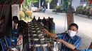Petugas mengisi tabung oksigen di halaman gedung MUI Kota Tangerang, Banten, Kamis (15/7/2021). Kegiatan tersebut guna memudahkan warga Kota Tangerang dalam mengisi Oxygen Medis yang di masa PPKM Darurat yang kini sulit untuk mencari tempat pengisian tersebut. (Liputan6.com/Angga Yuniar)
