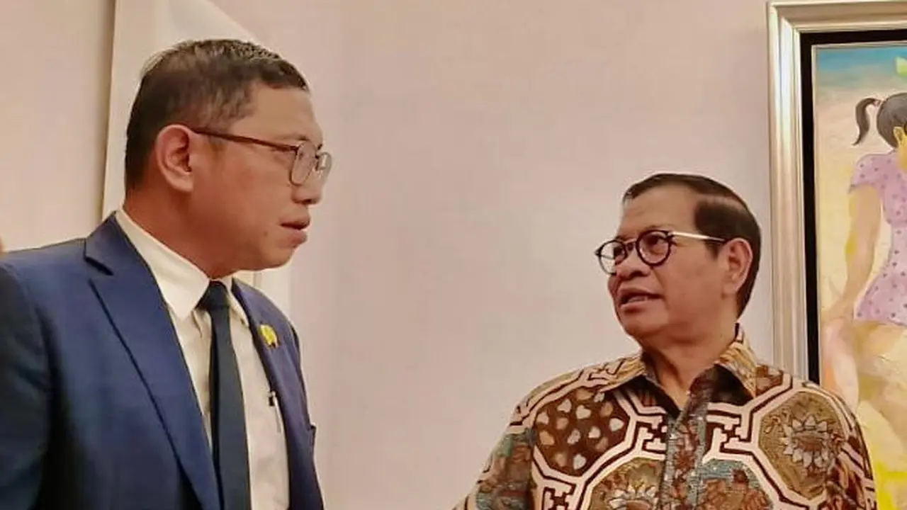 Anggota Komisi C DPRD Jakarta Fraksi PDI Perjuangan Brando Susanto (kiri) bersama Gubernur DKI Jakarta Pramono Anung (kanan).