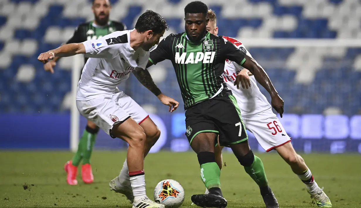 Bek AC Milan, Davide Calabria, berebut bola dengan gelandang Sassuolo, Jeremie Boga, pada laga lanjutan Serie A pekan ke-35 di Mapei Stadium, Rabu (22/7/2020) dini hari WIB. AC Milan menang 2-1 atas Sassuolo. (Massimo Paolone/LaPresse via AP)