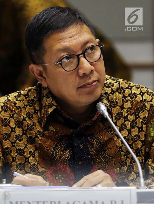 Menteri Agama Lukman Hakim Saifuddin saat mengikuti Raker dengan Komisi VIII DPR di Kompleks Parlemen, Senayan, Jakarta, Selasa (4/9). Raker tersebut membahas Rencana Kerja/Anggaran Kementerian Agama Tahun Anggaran 2019. (Liputan6.com/Johan Tallo)
