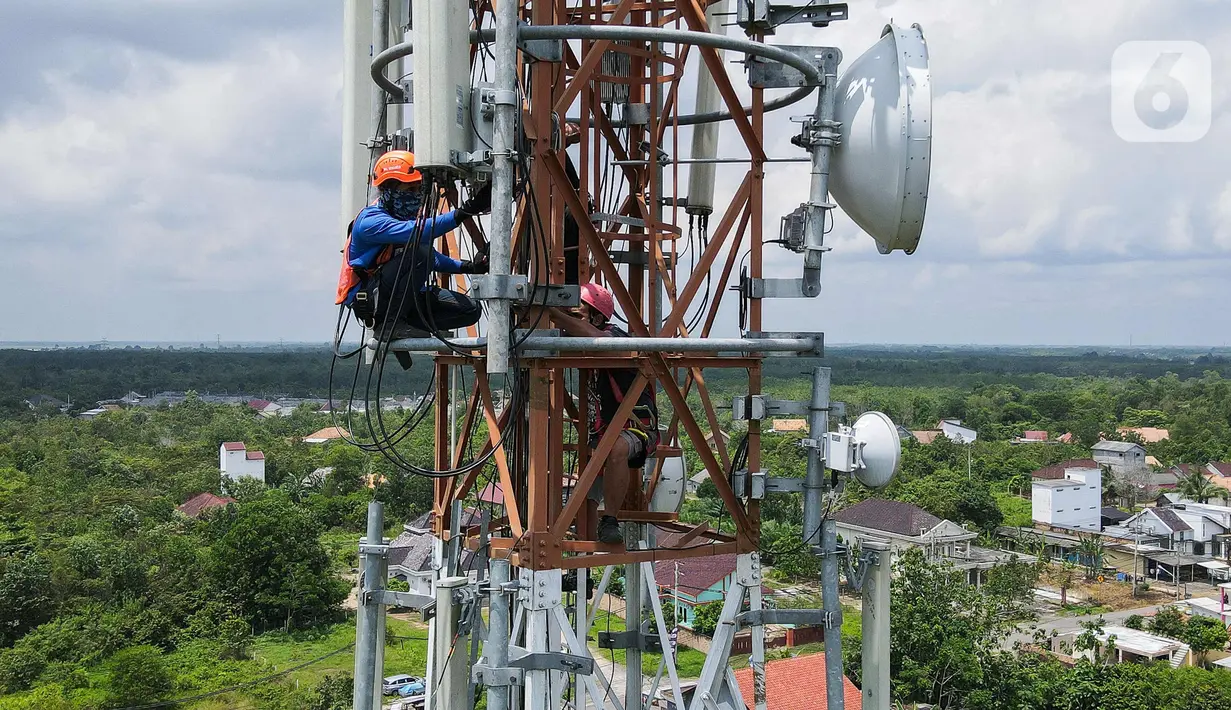 Teknisi melakukan pemeliharaan tower BTS 4G XL Axiata di Kuta Raya, Kayu Agung, Ogan Komering Ilir (OKI), Sumatera Selatan. Senin (13/3/2023). XL Axiata memprediksi, akan terjadi peningkatan trafik layanan data sekitar 20 persen hingga 30 persen saat Ramadan dan Lebaran dibandingkan hari biasa.  (Liputan6.com/Herman Zakharia)