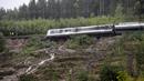 Kereta penumpang tersebut sedang menuju kota Sundsvall ketika dua dari empat gerbongnya tergelincir. (Mats Andersson/TT News Agency via AP)