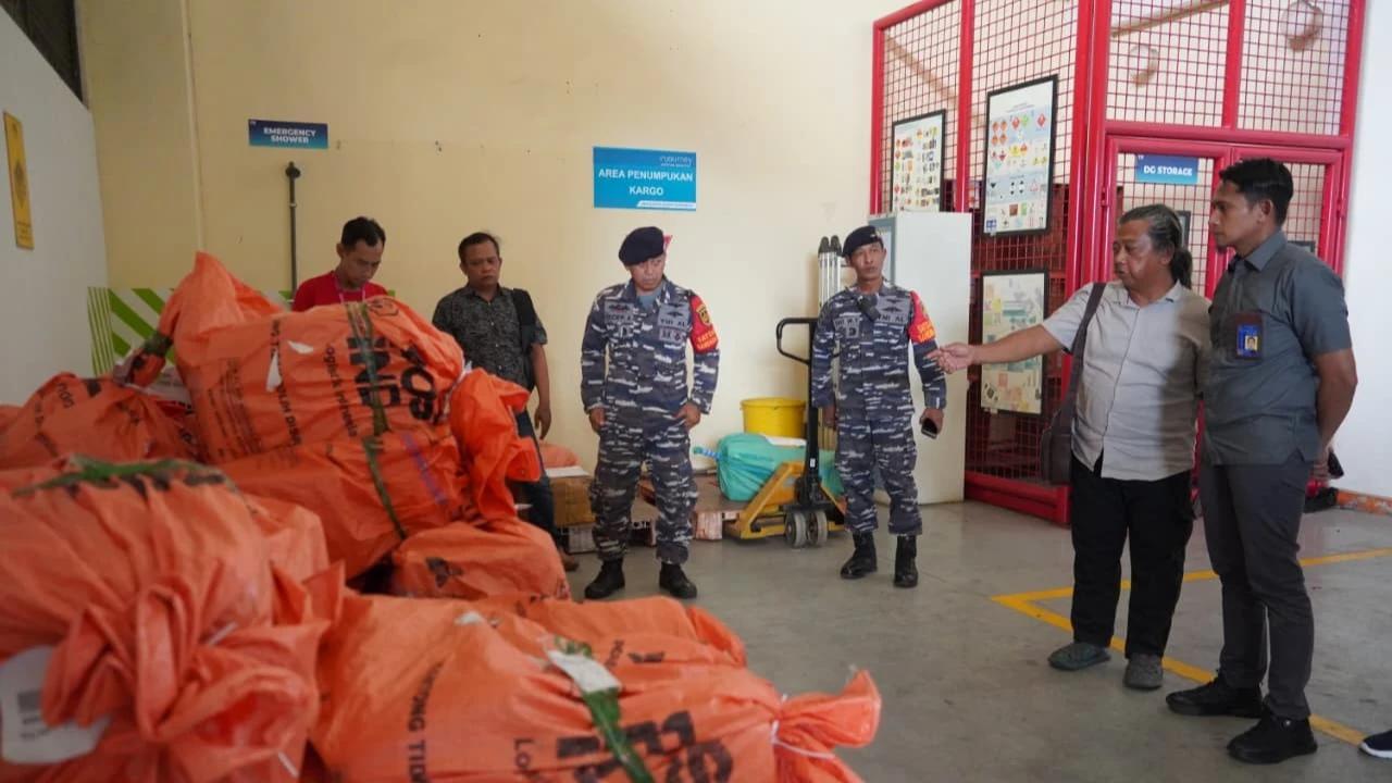 FOTO: Satgaspam TNI AL Gagalkan Pengiriman Ribuan Rokok Ilegal di Bandara Juanda