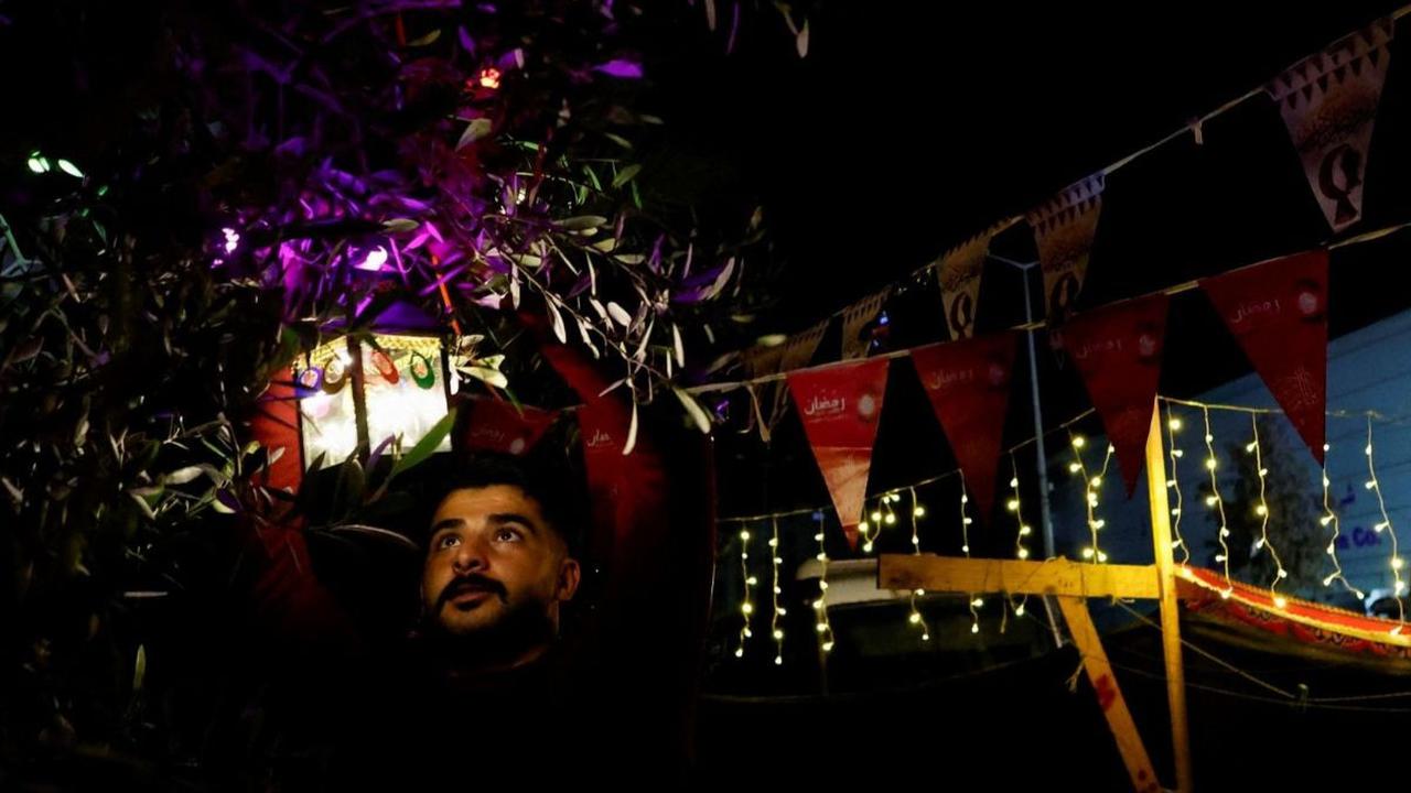 Pengungsi Palestina di Rafah, Gaza selatan, sedang sibuk membuat tenda untuk persiapan menyambut bulan suci Ramadan 2024. Foto: REUTERS / Mohammed Salem <br>