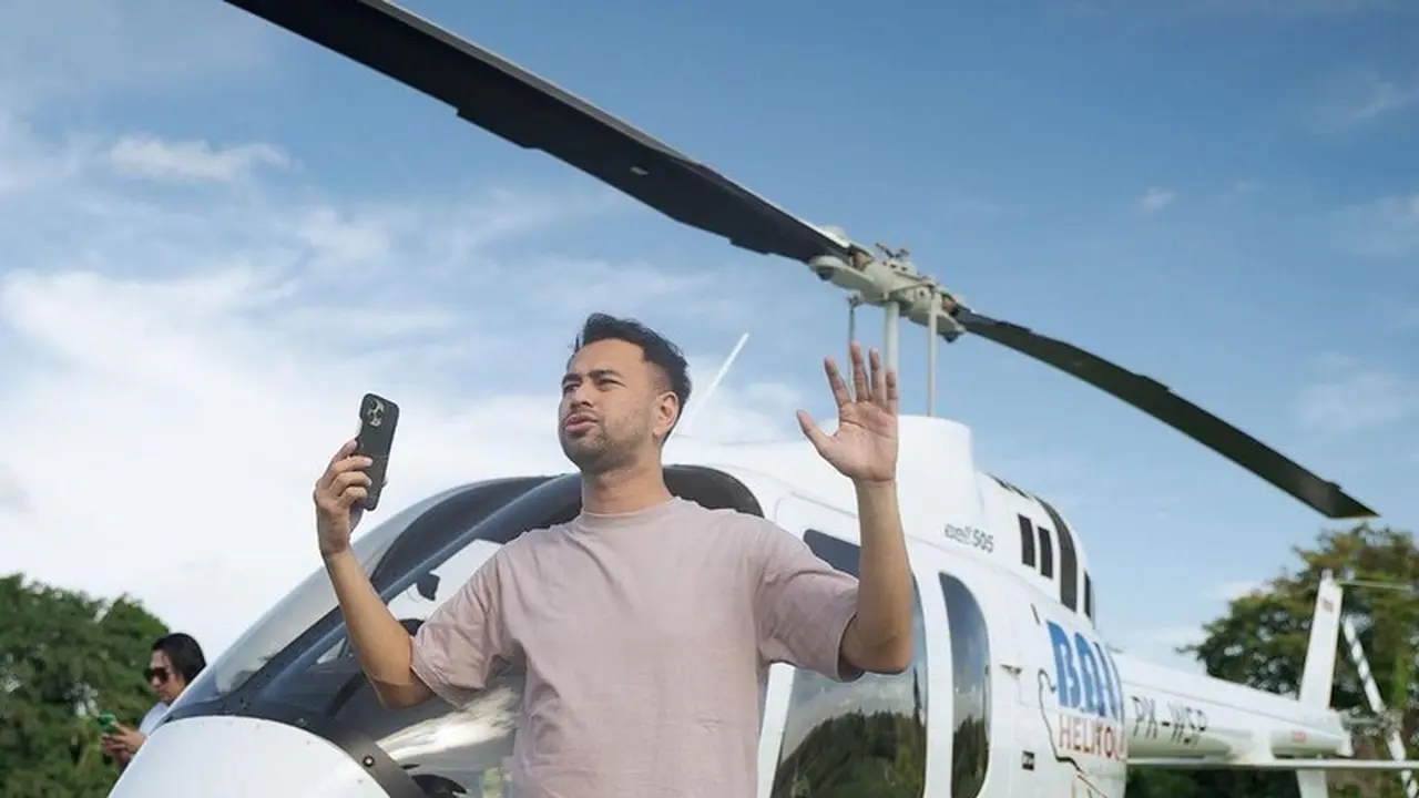 Raffi Ahmad berpose dekat Helikopter yang dikabarkan miliknya.