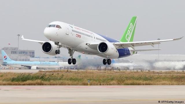 Comac C919, pesawat penumpang buatan China dalam penerbangan uji coba domestik. (AFP)