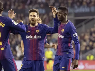 Pemain Barcelona, Lionel Messi, Nelson Semedo dan Ousmane Dembele, merayakan gol ke gawang Celta Vigo pada laga La Liga di Stadion Balaidos, Rabu (18/4/2018). Celta Vigo bermain imbang 2-2 dengan Barcelona. (AP/Lalo R. Villar)