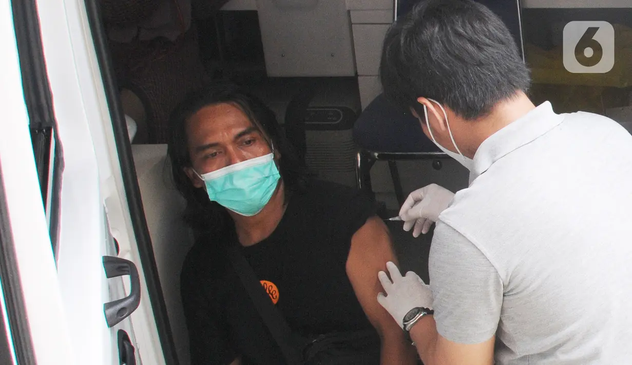 <p>Petugas Dinas Kesehatan Kota Bogor menyuntikkan vaksin Covid-19 dosis ketiga (booster) di mobil vaksinasi keliling, Terminal Penumpang Tipe A Baranangsiang, Kota Bogor, Sabtu (23/4/2022). Pemkot Bogor menyediakan sentra vaksinasi Covid-19 dosis booster untuk pemudik Lebaran 2022 di terminal tersebut sebagai salah satu upaya pemenuhan syarat perjalanan sekaligus untuk menekan laju penularan Covid-19 di tengah tingginya mobilitas masyarakat. (merdeka.com/Arie Basuki)</p>