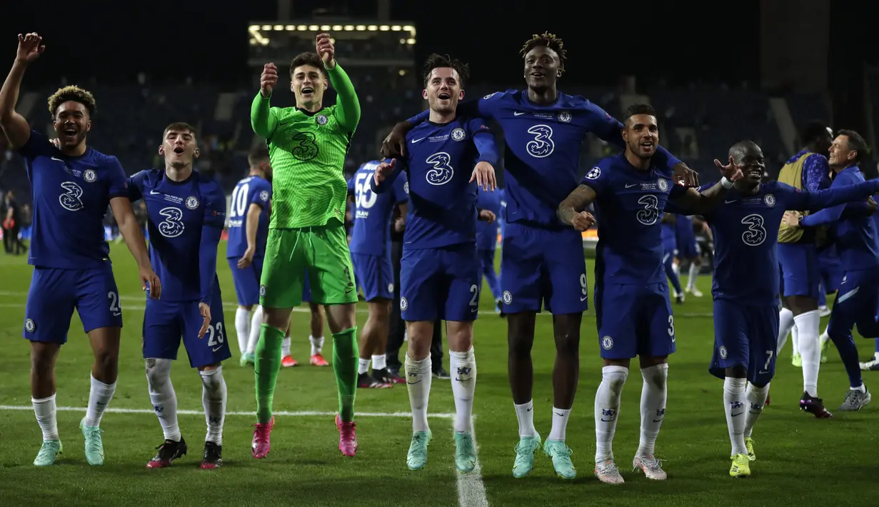 Para pemain Chelsea berselebrasi usai mengalahkan Chelsea pada babak final Liga Champions di Stadion Dragao di Porto, Portugal, Minggu (30/5/2021).  Kali terakhir Chelsea mengangkat piala usai menang atas Bayern Muenchen pada edisi 2011-2012. (AP Photo/Manu Fernandez, Pool)