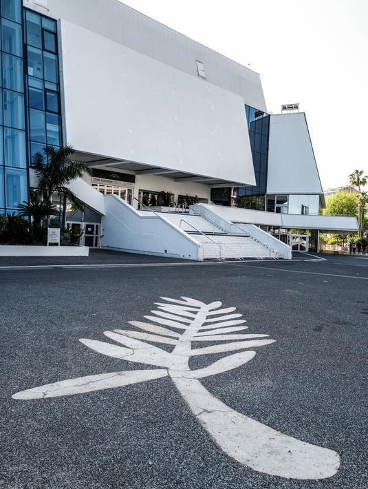 Foto yang diabadikan pada 18 April 2020 ini menunjukkan Palais des Festivals yang kosong di Cannes, Prancis. Salah satu festival film terbesar di dunia yang sedianya berlangsung pada 12-23 Mei 2020 ini tidak akan berlangsung dalam "bentuk aslinya" akibat pandemi COVID-19. (Xinhua/Serge Haouzi)