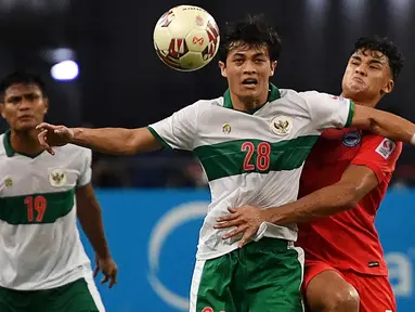 Timnas Indonesia harus puas bermain imbang 1-1 dengan Singapura dalam laga leg pertama semifinal Piala AFF 2020 di Stadion Nasional Singapura, Rabu (22/12/2021). Unggul lebih dulu, kemenangan Indonesia buyar via gol Ikhsan Fandi, anak legenda Singapura, Fandi Ahmad. (AFP/Roslan Rahman)