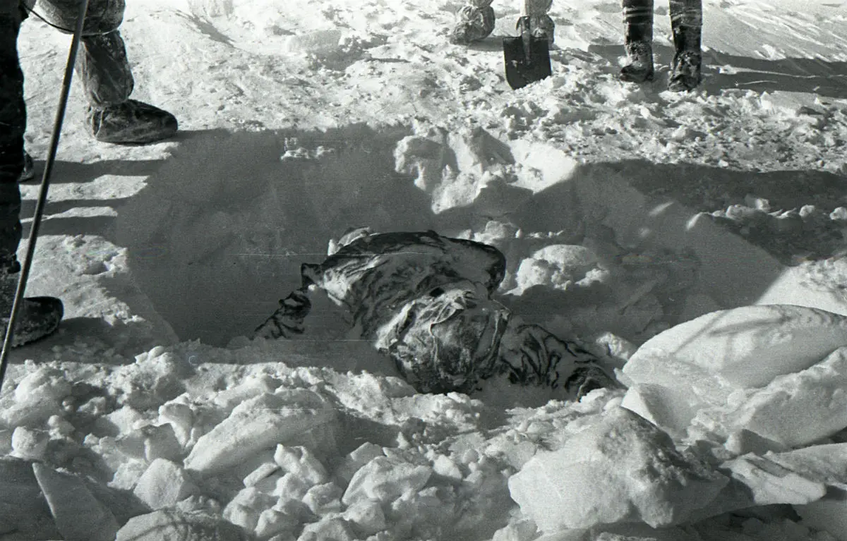 Jasad salah satu pendaki yang tewas dalam insiden Celah Dyatlov di Pegunungan Ural 1959 (Wikimedia Commons)