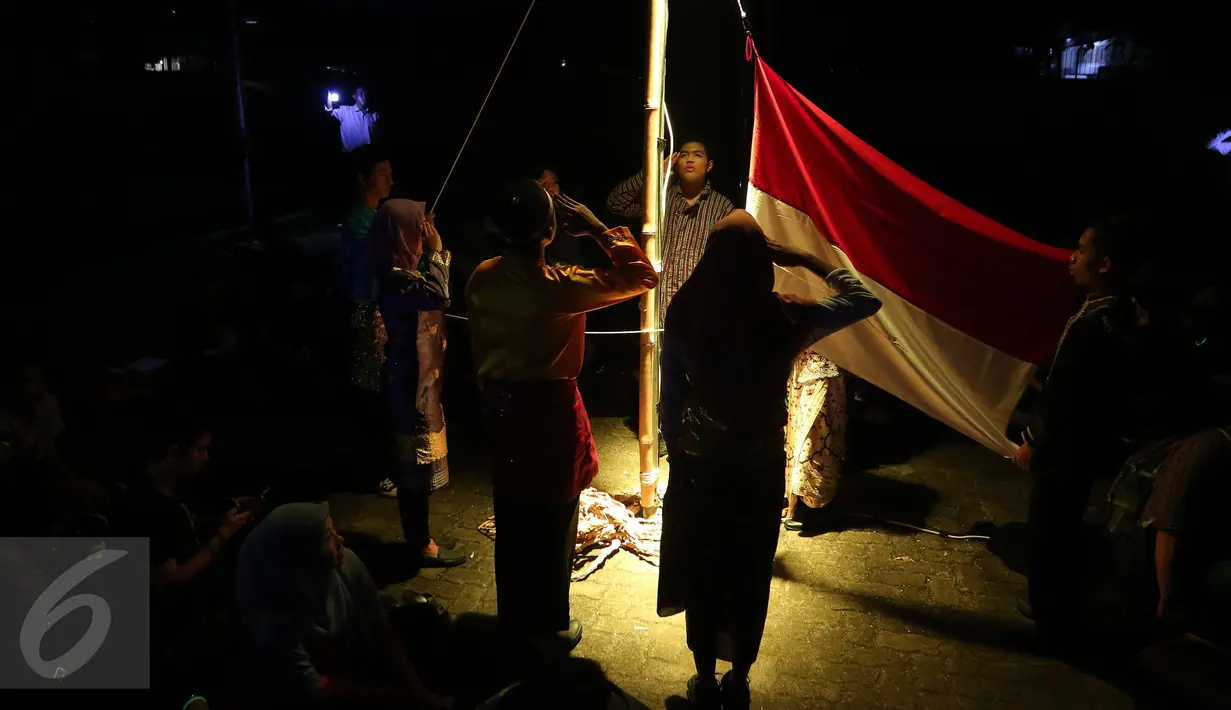 Seniman menggelar pementasan teater keliling bertajuk “Sang saka” di Museum Naskah Proklamasi, Jakarta, Sabtu (29/10). Perjalan perburuan ini membuka rahasia pada setiap diri mereka tentang pemuda pemudi yang lupa diri. (Liputan6.com/Angga Yuniar)