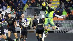 Pemain Venezia, Jay Idzes (kiri) melihat kiper Filip Stankovic berebut bola dengan pemain Hellas Verona dalam laga lanjutan Liga Italia 2024/2025 di Venice, Italia, Selasa (28/01/2025) dini hari WIB. (AP Photo/LaPresse/Paola Garbuio)