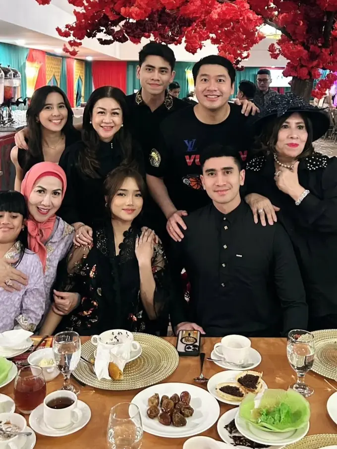 Gaya Fuji An Hadiri Buka Puasa Bersama Keluarga Verrel Bramasta, Kompak Serba Hitam!