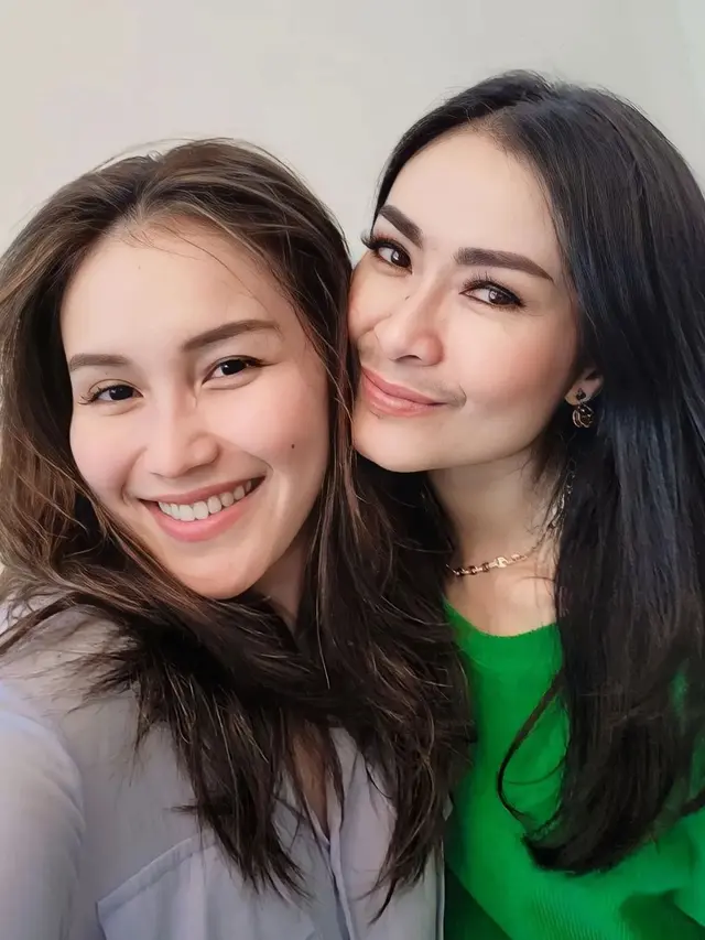 Ayu Ting Ting dan Iis Dahlia