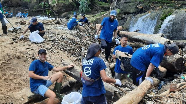 Relawan Sungai Watch sedang membersihkan sampah di sekitar aliran sungai di kawasan pantai Pelengkung Banyuwangi (Istimewa)
