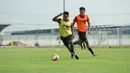 Striker Timnas Indonesia U-22, Jeam Kelly Sroyer menguasai bola dalam sesi latihan di The Dream Visakha Training Camp, Phnom Penh, Kamboja, Jumat (28/4/2023) menjelang laga pertama SEA Games 2023 menghadapi Filipina. (Dok. PSSI)