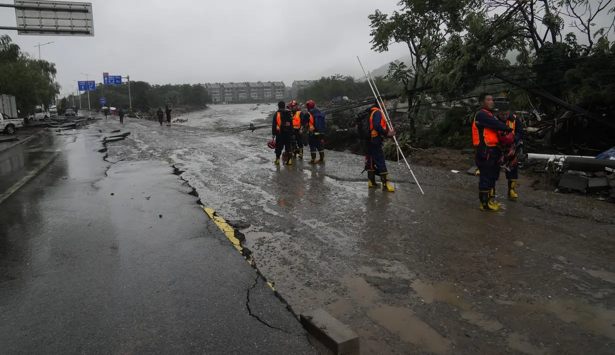Dari jam 8 malam. Sabtu hingga Senin siang, curah hujan rata-rata yang tercatat di beberapa stasiun di Mentougou mencapai 320,8 mm. (AP Photo/Andy Wong)
