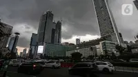 Kendaraan melintas di kawasan Bundaran Hi, Jakarta, Sabtu (13/11/2021). Dampak La Nina akan mulai dirasakan pada bulan November dan puncaknya akan terjadi pada periode Desember 2021 hingga Maret 2022. (Liputan6.com/Faizal Fanani)