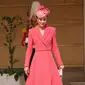 Kate Middleton, Duchess of Cambridge dari Inggris turun dari tangga saat menghadiri Pesta Taman Kerajaan di Istana Buckingham di London (18/5/2022). Kate Middleton memilih gaun mantel Emilia Wickstead versi koral yang telah ia kenakan pada beberapa kesempatan sebelumnya. (AFP/Pool/Dominic Lipinski)