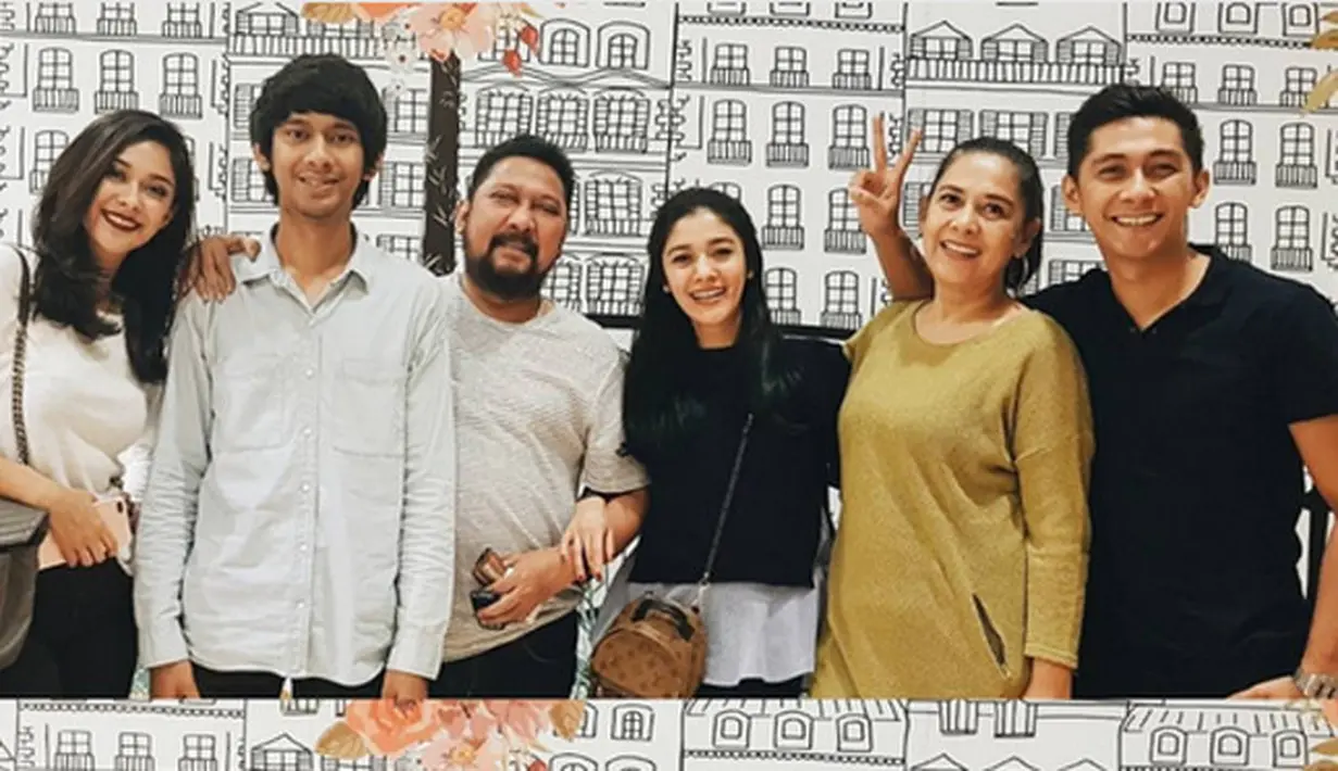 Demi acara makan siang bersama itu, Lydia Kandoe memasak seperti ikan bandeng kua, rebung, sambel goreng tahu dan masih banyak lagi. "Papa is hereeeeee, dimasakin banyak sama mama," cerita Nana Mirdad. (Instagram/naymirdad)