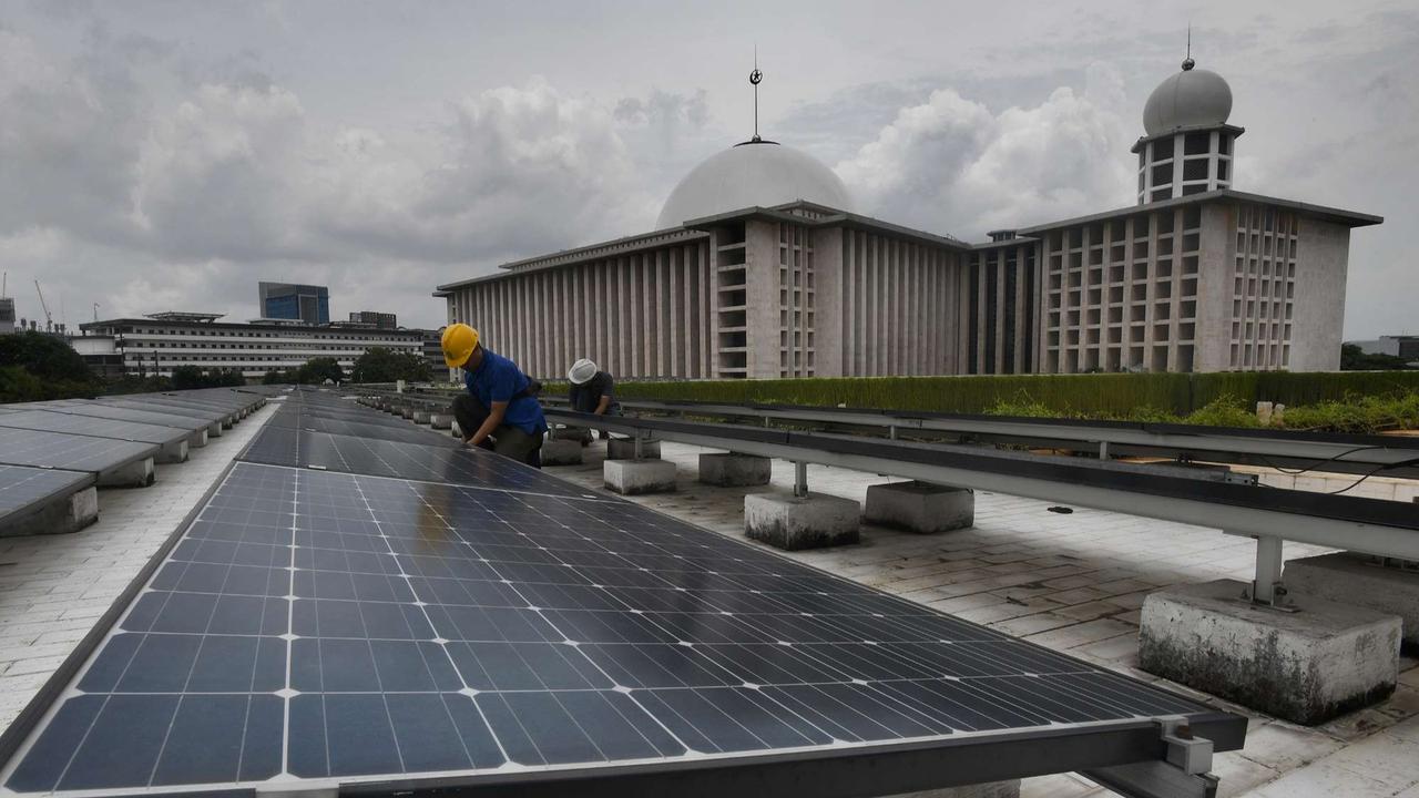 PLTS Atap di Masjid Istiqlal