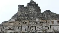 Ukiran pada Piramida di Xunantunich, Belize (Wikipedia)