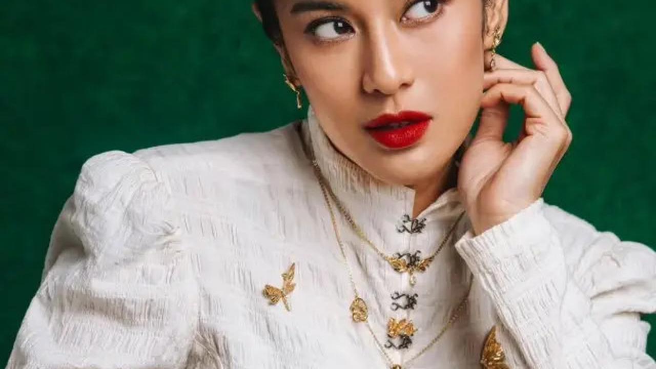 Intip Gaya Dian Sastro Pakai Bros, Jadi Fashion Statement yang Berkarakter